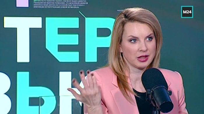 Ирина Слуцкая жестикулирует