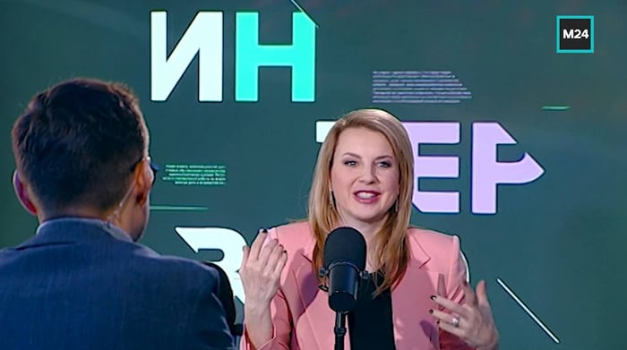 Ирина Слуцкая улыбается